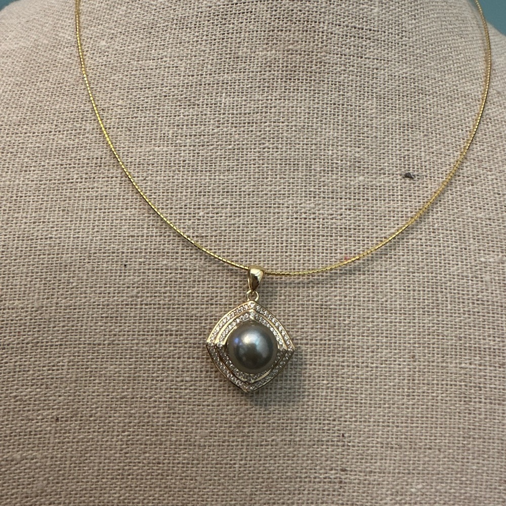 Tahiti pearl pendant with necklace.
